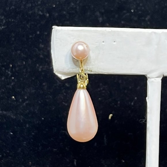 Vintage Gold Tone Faux Pink Pearl Screw Hinged Clip On Earrings (3518) - Picture 3 of 9